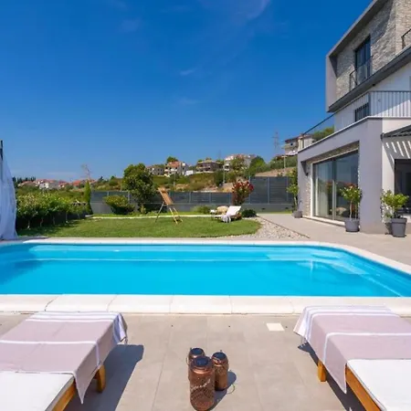 Judita - Five Bedroom House *
